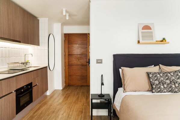 Tabla de planchar con plancha, wifi y ropa de cama 