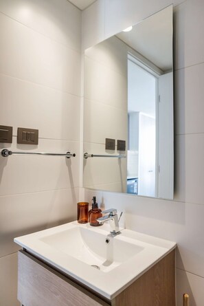 Regadera, secadora de cabello, toallas 