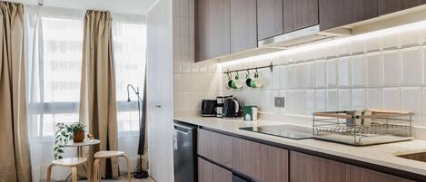 Kühlschrank, Mikrowelle, Ofen, Herdplatte