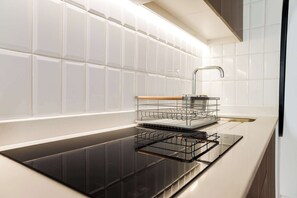 Kühlschrank, Mikrowelle, Ofen, Herdplatte