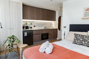 Iron/ironing board, WiFi, bed sheets