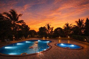 Outdoor pool - LION PARK HOTEL AND RESORT (Maliya)