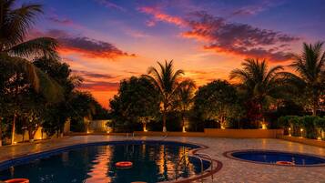 Una piscina al aire libre