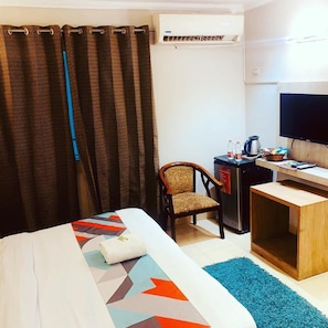 Classic Double Room, City View | Living area