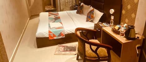 Classic Double Room, City View | Living area
