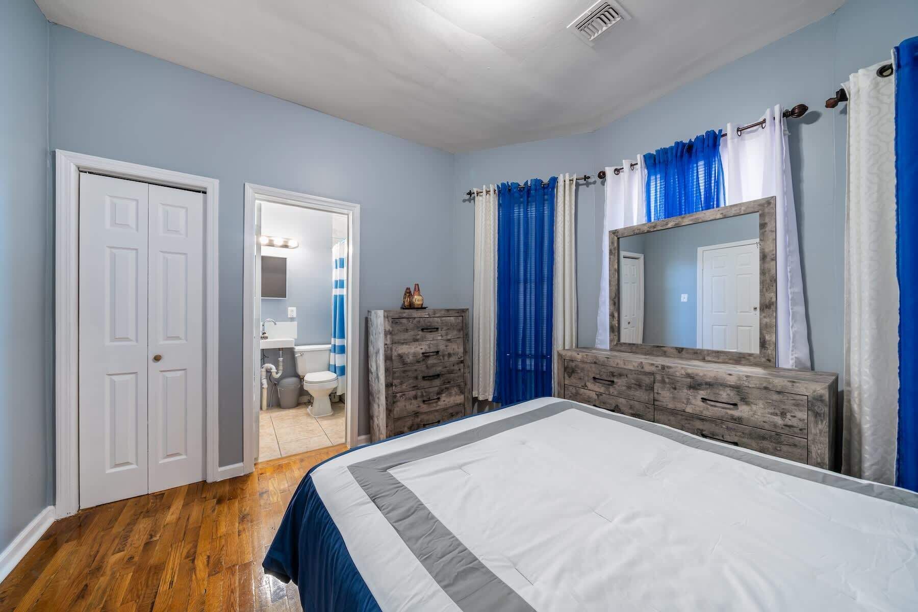 3 chambres, coffres-forts dans les chambres, fer et planche à repasser