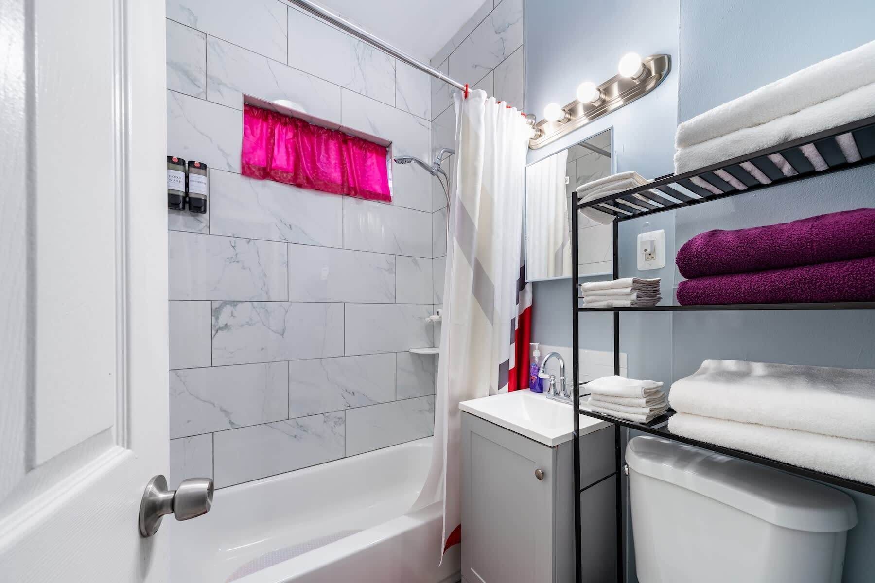 Douche, sèche-cheveux, serviettes fournies, savon