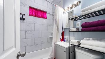 Douche, sèche-cheveux, serviettes fournies, savon