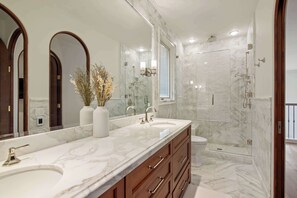 Een douche, een haardroger, handdoeken, shampoo