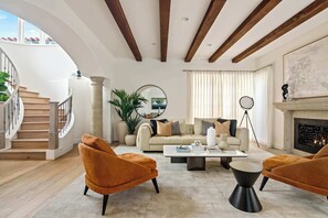 テレビ、暖炉、書斎 / ワークスペース