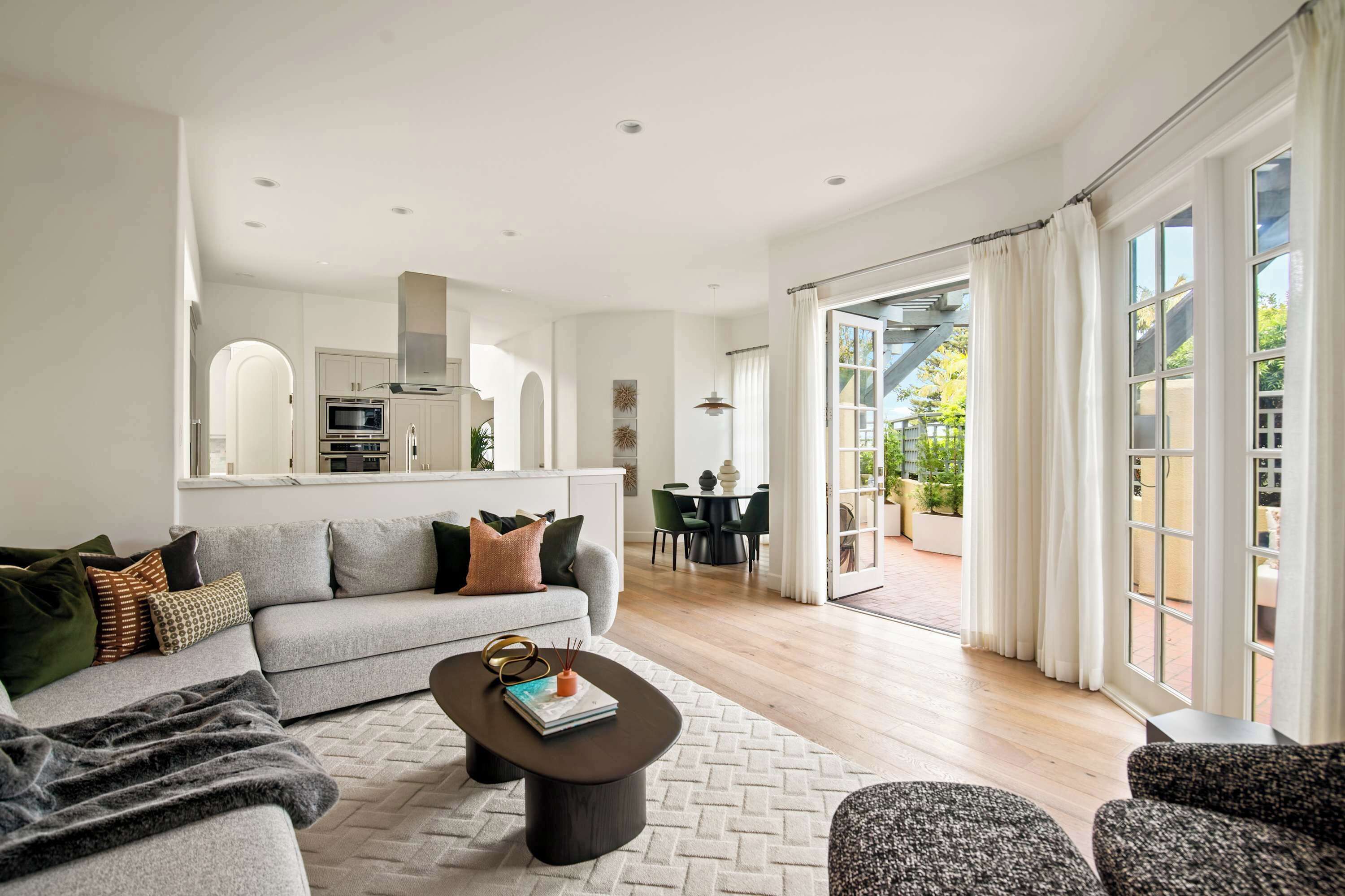 Televisie, een open haard en een kantoor