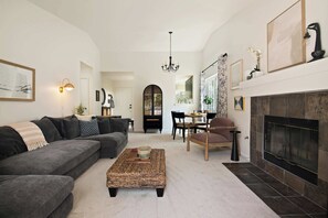 Fernseher, Kamin, Arbeitsbereiche