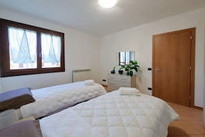 1 chambre, fer et planche à repasser, Wi-Fi gratuit, draps fournis