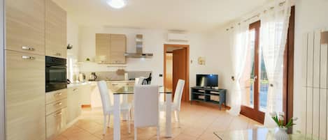 Oven, stovetop, coffee/tea maker, electric kettle