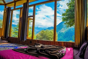 2 bedrooms, free WiFi, bed sheets, wheelchair access - WOW Wooden Duplex cottage (Yoga Kutir) (Jibhi)