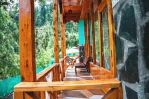 Terrace/patio - WOW Wooden Duplex cottage (Yoga Kutir) (Jibhi)