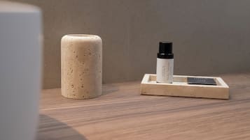 Habitación clásica con 2 camas individuales, vista al patio | Baño | Regadera, secadora de cabello, toallas, jabón
