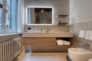 Superior kamer | Badkamer | Een douche, een haardroger, handdoeken, zeep