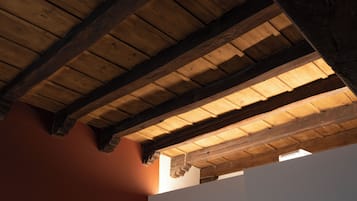 Habitación doble Confort | Caja de seguridad en la habitación, escritorio y cortinas blackout