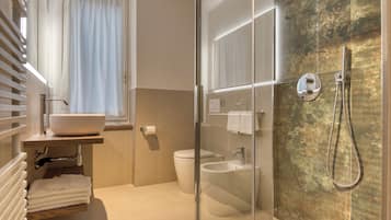 Habitación clásica con 2 camas individuales, vista al patio | Baño | Regadera, secadora de cabello, toallas, jabón