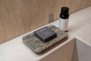 Superior Room | Bathroom | Shower, hair dryer, bidet, towels - Le Torri Suites (Bergamo)