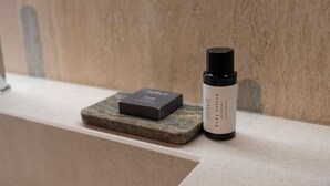A bottle of body lotion and a box of soap on a stone surface. - Le Torri Suites (Bergamo)