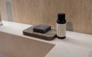 Superior kamer | Badkamer | Een douche, een haardroger, handdoeken, zeep