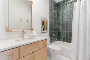 Douche, sèche-cheveux, serviettes fournies