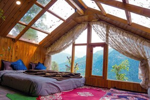 2 bedrooms, free WiFi, bed sheets, wheelchair access - WOW DUPLEX TREEHOUSE (Jibhi)