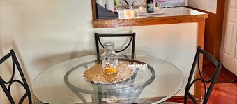 AJs Cottage Escape
Charming 1-bedroom cottage with WiFi & AC outside St Johns