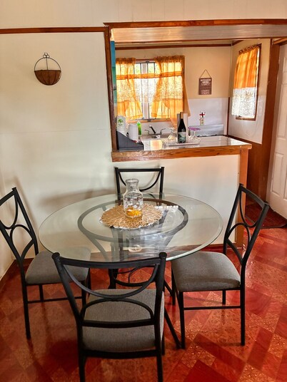 AJs Cottage Escape
Charming 1-bedroom cottage with WiFi & AC outside St Johns