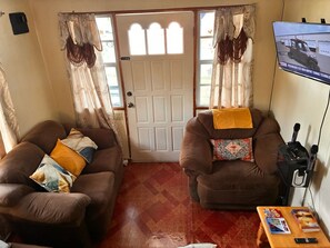 Smart TV - AJs Cottage Escape
Charming 1-bdrm cottage with WiFi & AC just outside St Johns (Potters Village)