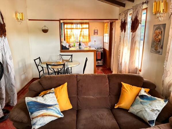 Smart TV - AJs Cottage Escape
Charming 1-bdrm cottage with WiFi & AC just outside St Johns (Potters Village)