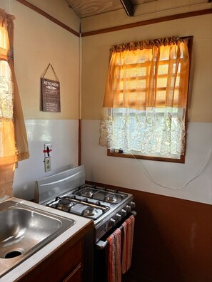 Fridge, microwave, oven, stovetop - AJs Cottage Escape
Charming 1-bdrm cottage with WiFi & AC just outside St Johns (Potters Village)