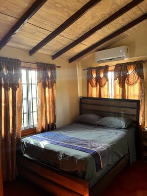 1 bedroom, iron/ironing board, free WiFi, bed sheets - AJs Cottage Escape
Charming 1-bdrm cottage with WiFi & AC just outside St Johns (Potters Village)