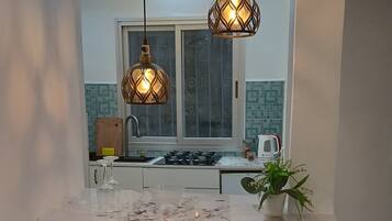 Een koelkast, een microgolfoven, een kookplaat