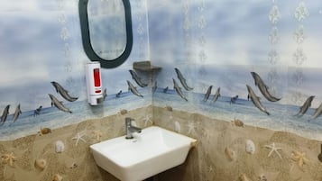 Deluxe Room | Bathroom | Shower, free toiletries, towels