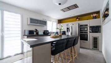 Een koelkast, een microgolfoven, een oven, een vaatwasser