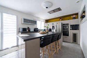 Réfrigérateur, four à micro-ondes, un four, lave-vaisselle