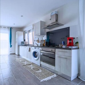 Jääkaappi, mikroaaltouuni, uuni, astianpesukone