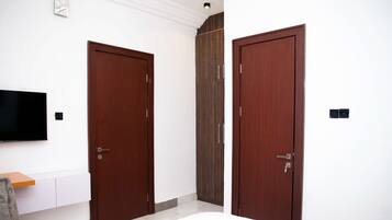 3 bedrooms, desk, iron/ironing board, WiFi