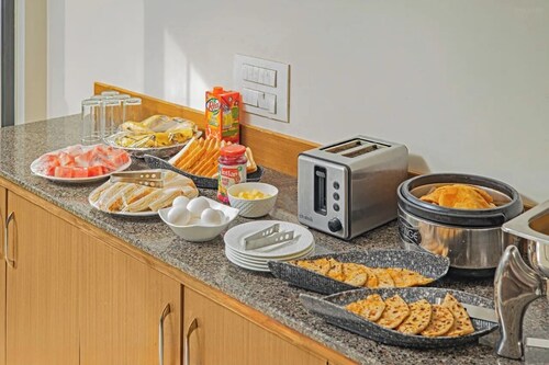 Lokhandwala Residency by Glitz Hotel