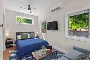 Iron/ironing board, travel crib, WiFi, bed sheets - Modern Tiny Home • Walk to Lenovo & Carter-Finley (Raleigh)