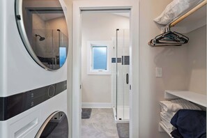 Douche, sèche-cheveux, serviettes fournies