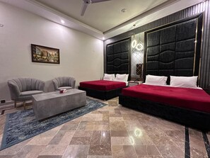 20 Schlafzimmer, Zimmersafe, Schreibtisch, laptopgeeigneter Arbeitsplatz