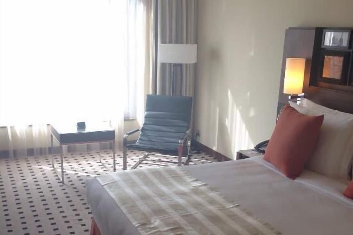 Bungalow, Berbilang Katil, mesra penglihatan, Penyaman udara | 20 bilik tidur, peti besi dalam bilik, meja, ruang kerja komputer riba