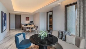 Televisión LED de 55 pulgadas con canales digitales, una impresora