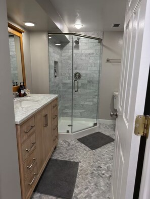Douche, séchoir à cheveux, serviettes fournies, savon