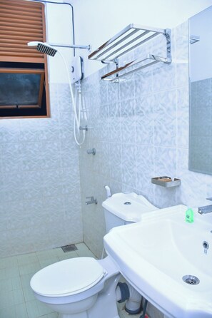 Family Double Room, Balcony | Bathroom | Shower, towels, soap, shampoo - Ez Stay Guesthouse (Colombo)