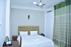 Luxe tweepersoonskamer, balkon, uitzicht op de stad | Gratis wifi